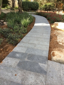 ריצוף בזלת בגימור מותז לריצוף חוץ