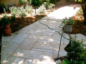 ריצוף חוץ בבית באזור השרון