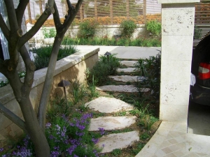 חיבור אבני הפסיעה לחניה