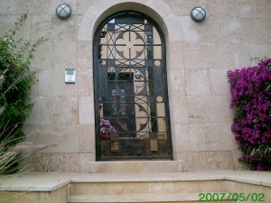 כניסת אבן לבית