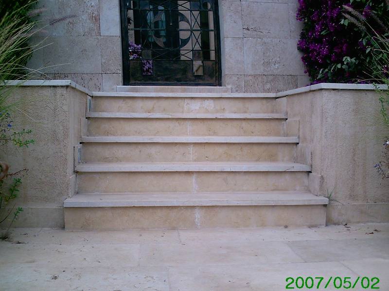 מדרגות אבן בכניסה לבית