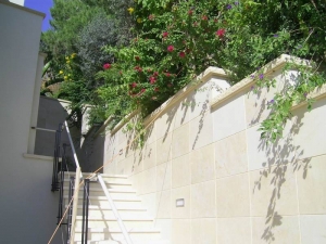 מדרגות חוץ יוקרתיות ומרשימות בבית בכרמל