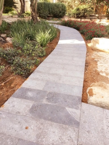 ריצוף בזלת בגימור מותז לריצוף חוץ